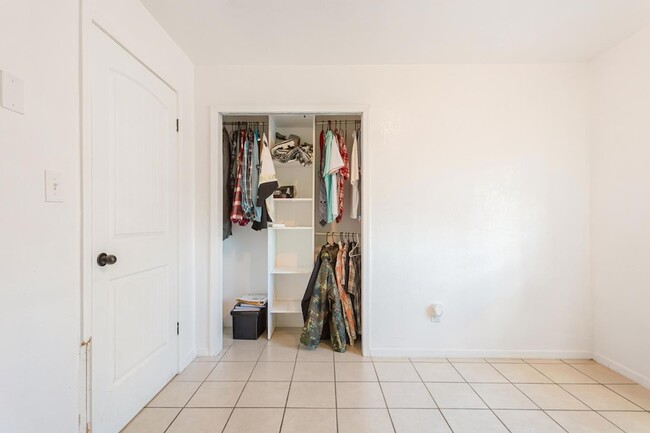 Foto del edificio - 7245 S Cole Ln