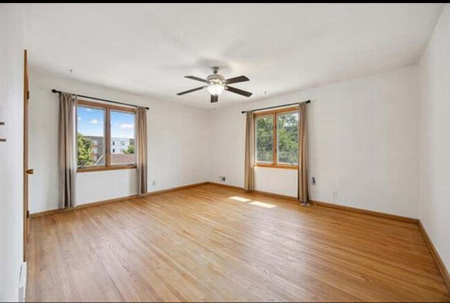 Bedroom with lots of light - 5707 Goodrich Ave