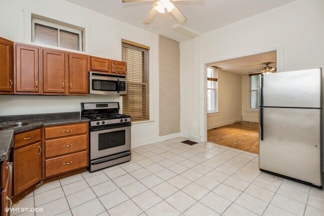 Foto del edificio - 2248 N Southport Ave