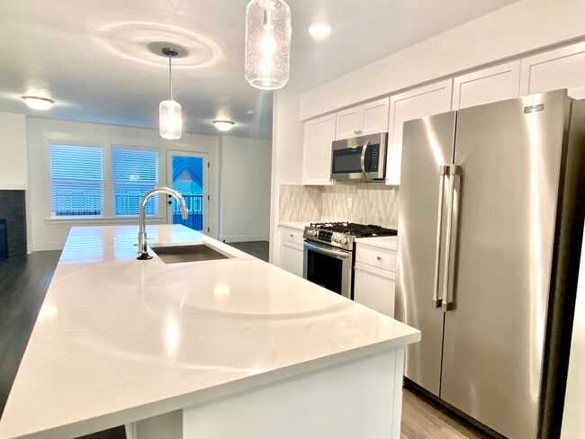 Building Photo - CHAMPION VILLAGE LUXURY TOWNHOME IN SANDY,...