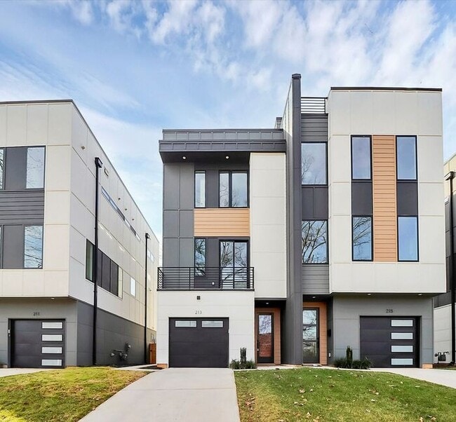 Foto del edificio - Stunning 3BD/3.5BA Townhome with PRIVATE POOL!