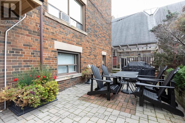 Photo du bâtiment - 922-922 Bathurst St