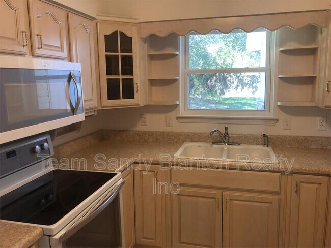 Building Photo - 6638 Lake Charlene Dr