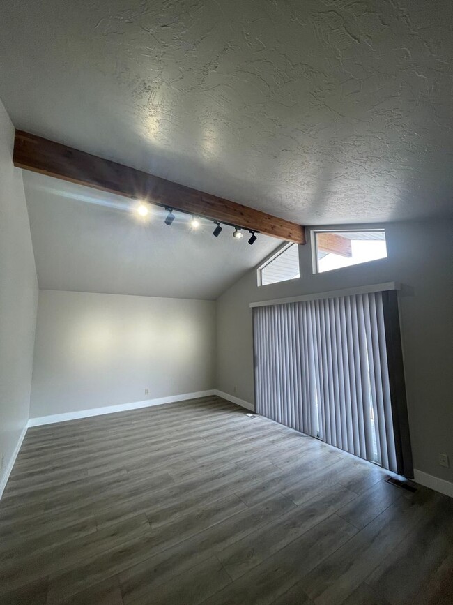 Building Photo - Remodeled Holladay duplex for rent!