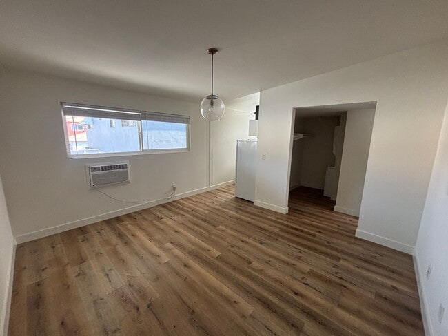 Building Photo - 831 S Flower St