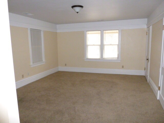 Building Photo - 206 W Diggins St