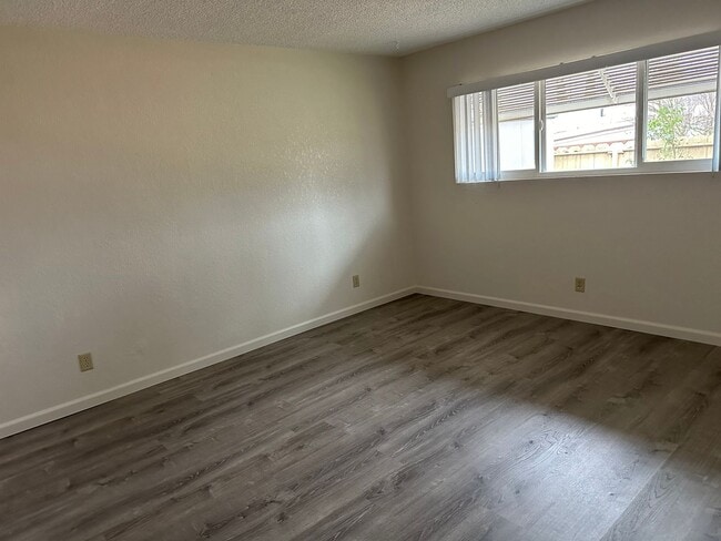 Building Photo - Well Kept Home in Sierra Bonita