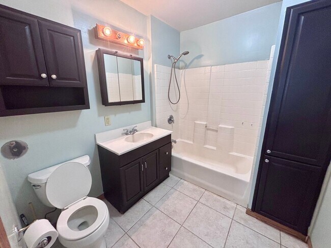 Foto del edificio - 726 W Military Ave