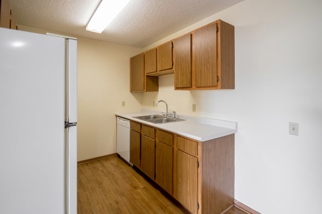 Cocina - Red Oak 48-Unit (City View Apartments)