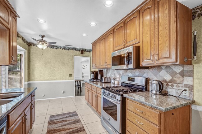 Building Photo - 4728 Sunfield Ave