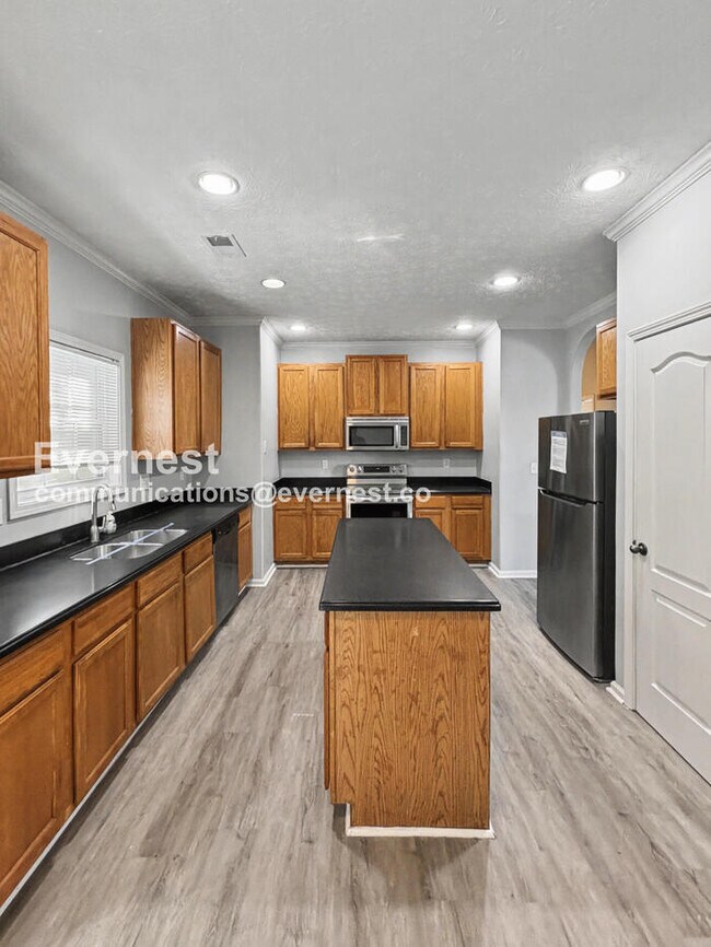 Foto del edificio - 4 Bed, 2 Bath Home with Garage / Pet-Friendly / Available Now!