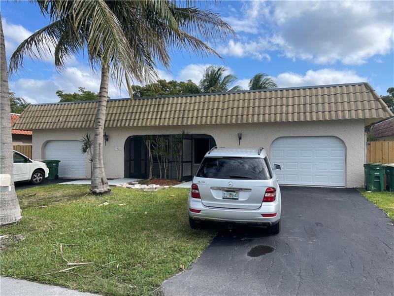 Foto principal - 7902 NW 70th Ct