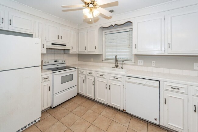 Foto del edificio - 765 Leafwood Rd