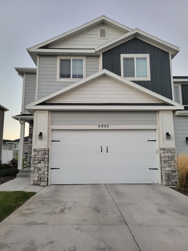 Building Photo - 4895 E Lk Cor Dr