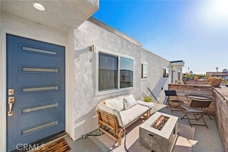 Building Photo - 206 Avenida Victoria