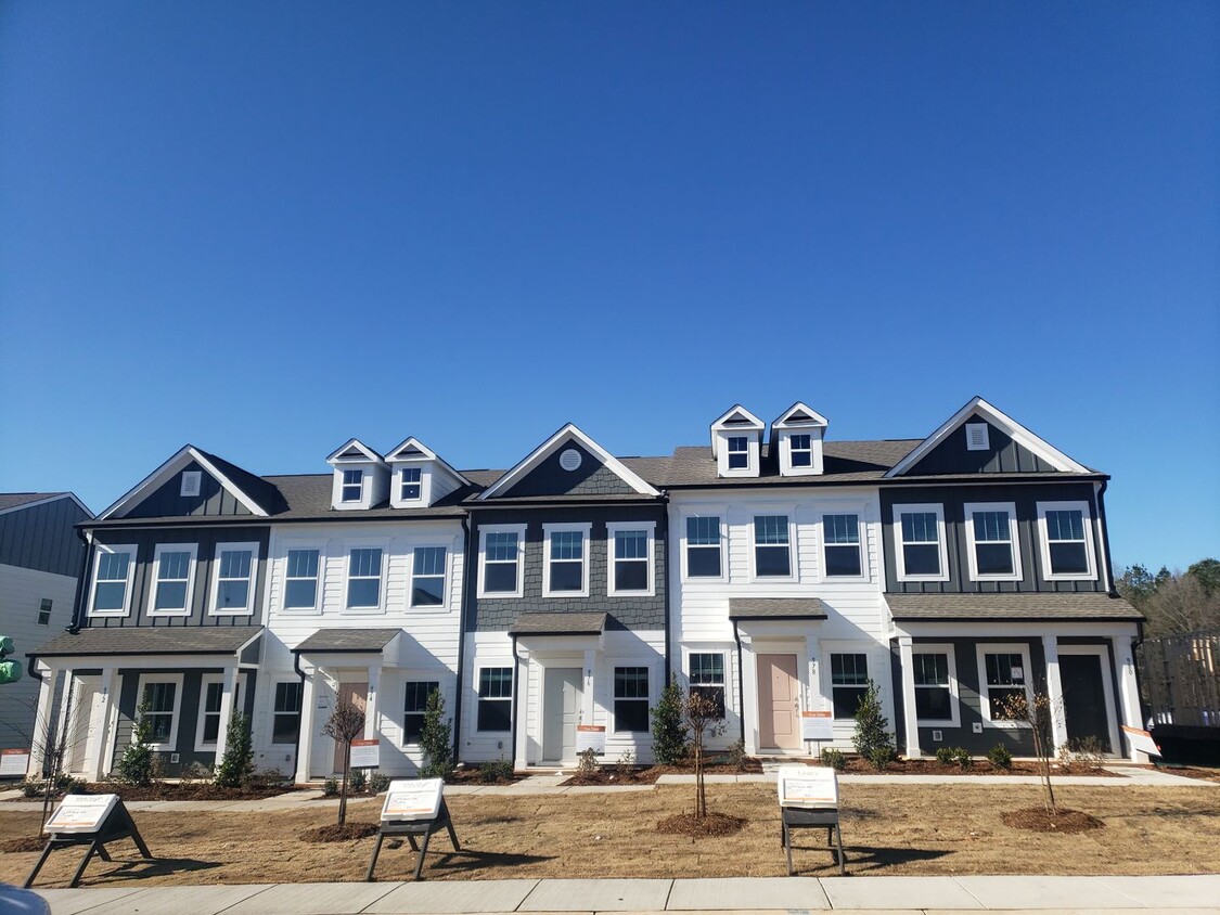 Primary Photo - 2 br 2.5 ba townhome, close to dining and ...