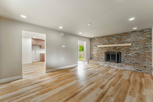 Building Photo - Charming 4-Bedroom Home with Spacious Yard in Rogers
