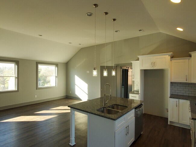 Building Photo - 2611 Airpark Dr