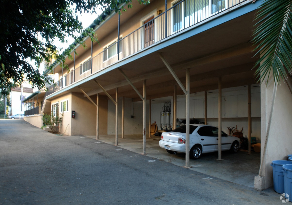 Building Photo - 2314 De La Vina St