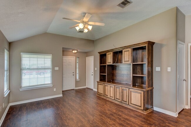 Building Photo - August Pre-Lease! Beautiful 3 Bed, 2 Bath ...