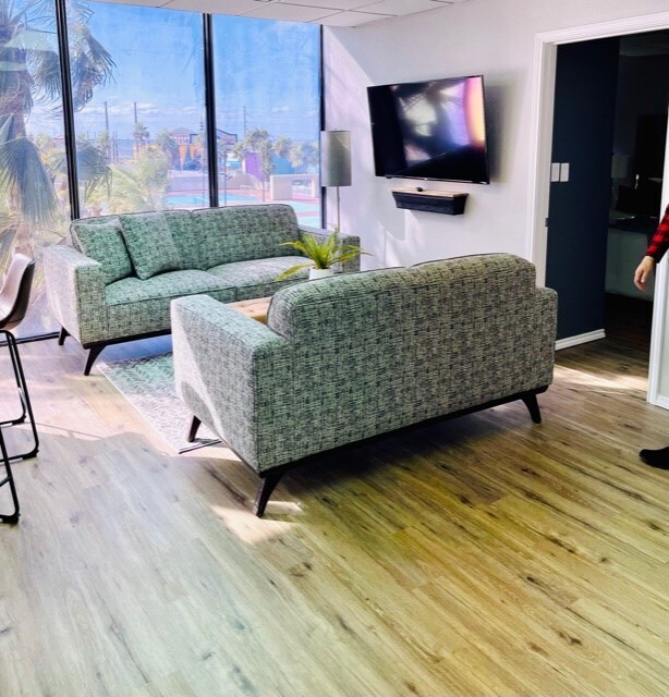 Foto del edificio - 708 Padre Blvd
