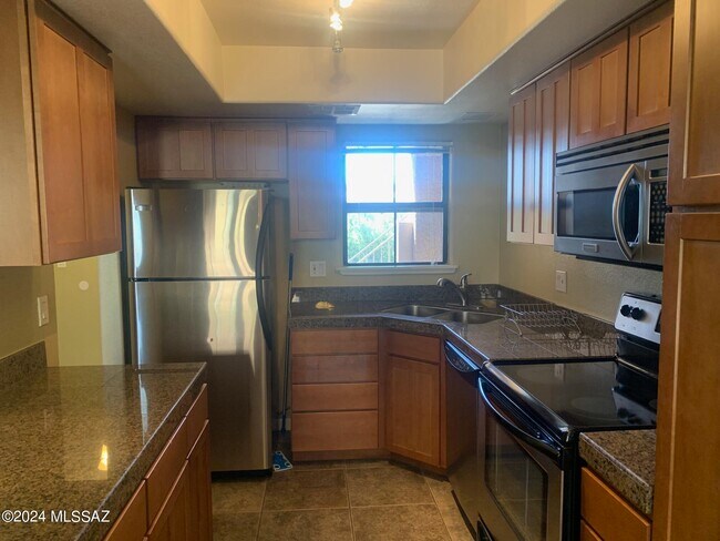 Foto del edificio - 6651 N Campbell Ave