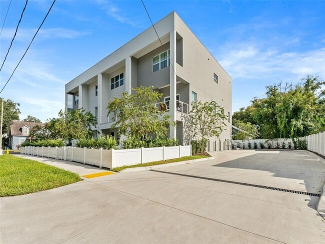 Building Photo - 102 W Adalee St