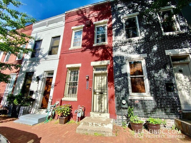 Foto del edificio - 2238 12th Pl NW