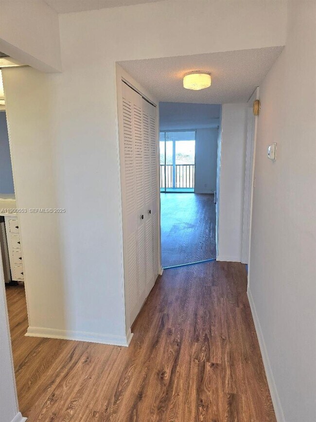 Foto del edificio - 2571 Aragon Blvd