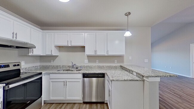 Foto del edificio - Condo Style Lower 2 bedroom 2 bathroom Renovated Apartment With A Lake View