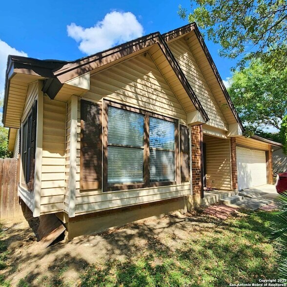 Building Photo - 10539 Country Flower