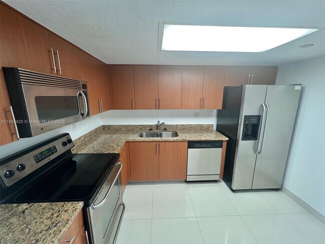 Foto del edificio - 3300 NE 192 St