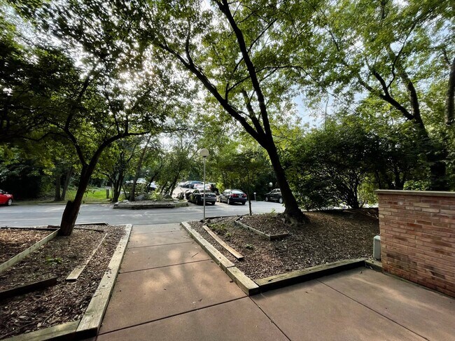 Foto del edificio - 5500 Hillcrest Ln