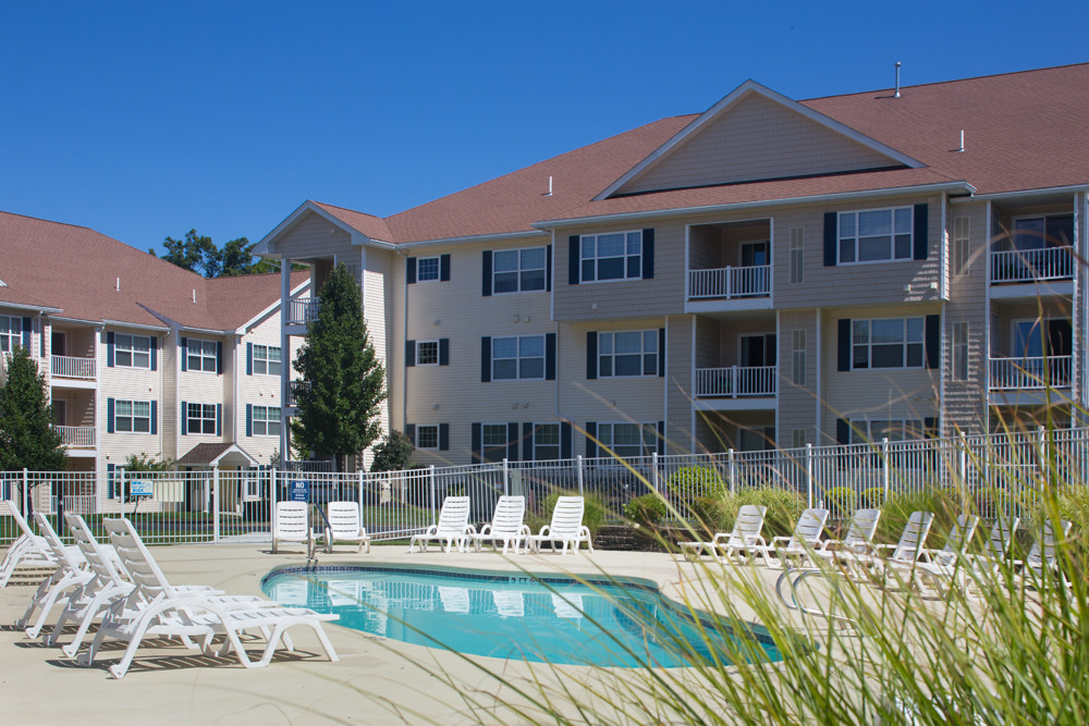 Piscina estilo centro turístico y terraza - Abbott Landing, LLC