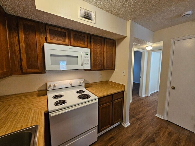 Foto del edificio - Ready for immediate move in!