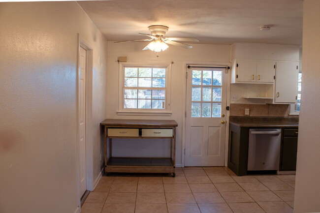 Building Photo - 3 bedroom 2 Bathroom.