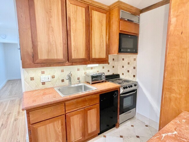 Foto del edificio - Prime Nob Hill Remodeled Condo, Private Balcony, Parking, Pet ok – PROGRESSIVE