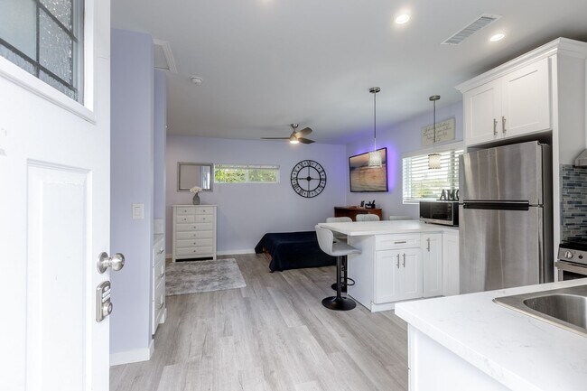 Foto del edificio - Charming Studio Garage Conversion Private Entrance!! UTILITIES INCLUDED!