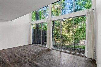 Building Photo - 1304 Mariposa Dr