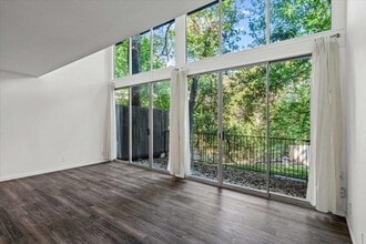 Building Photo - 1304 Mariposa Dr