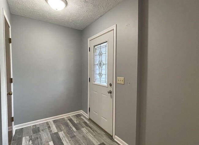Building Photo - Spacious Tri-Level Home With Modern Upgrad...