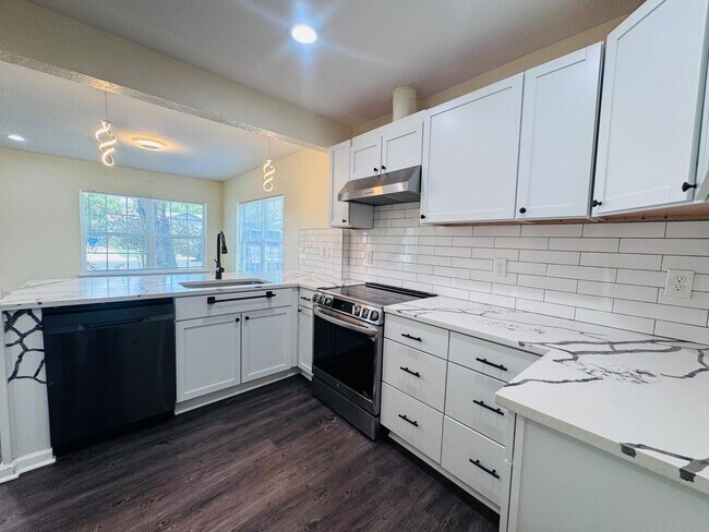 Foto del edificio - Beautiful, fully remodeled 3 bedroom, 2 ba...