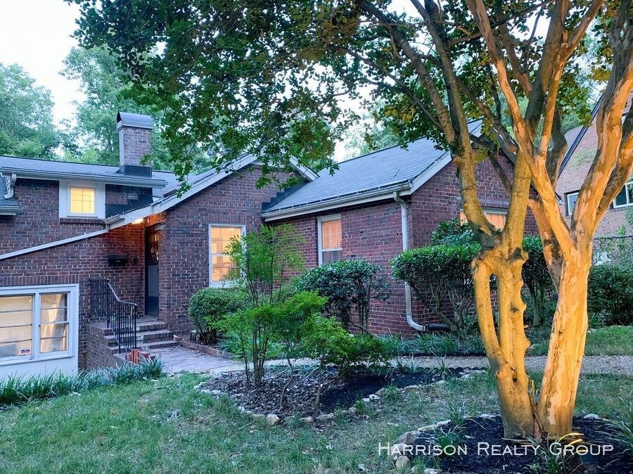 Foto principal - Desirable Updated Inside Beltline Ranch Home