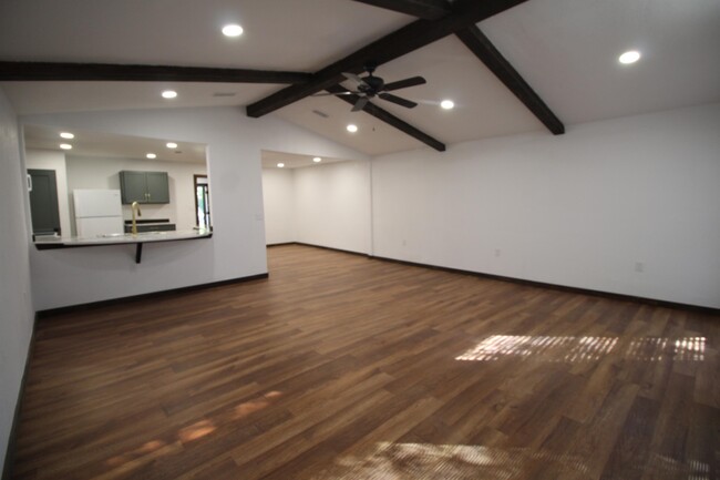 Foto del edificio - 1015 W Kuykendall St
