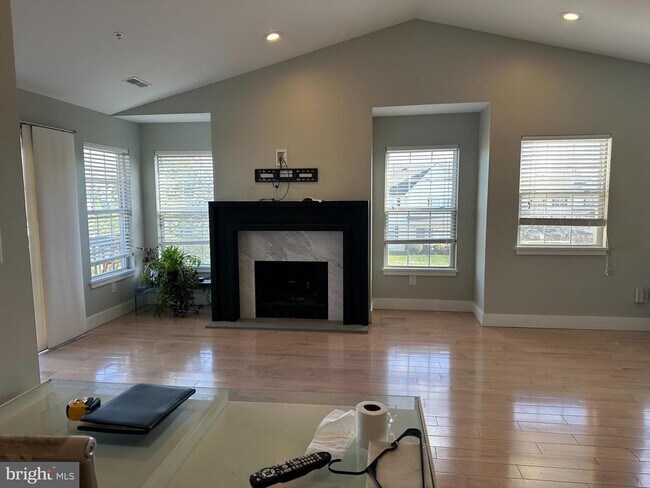 Foto del edificio - 9 Wagon Wheel Rd