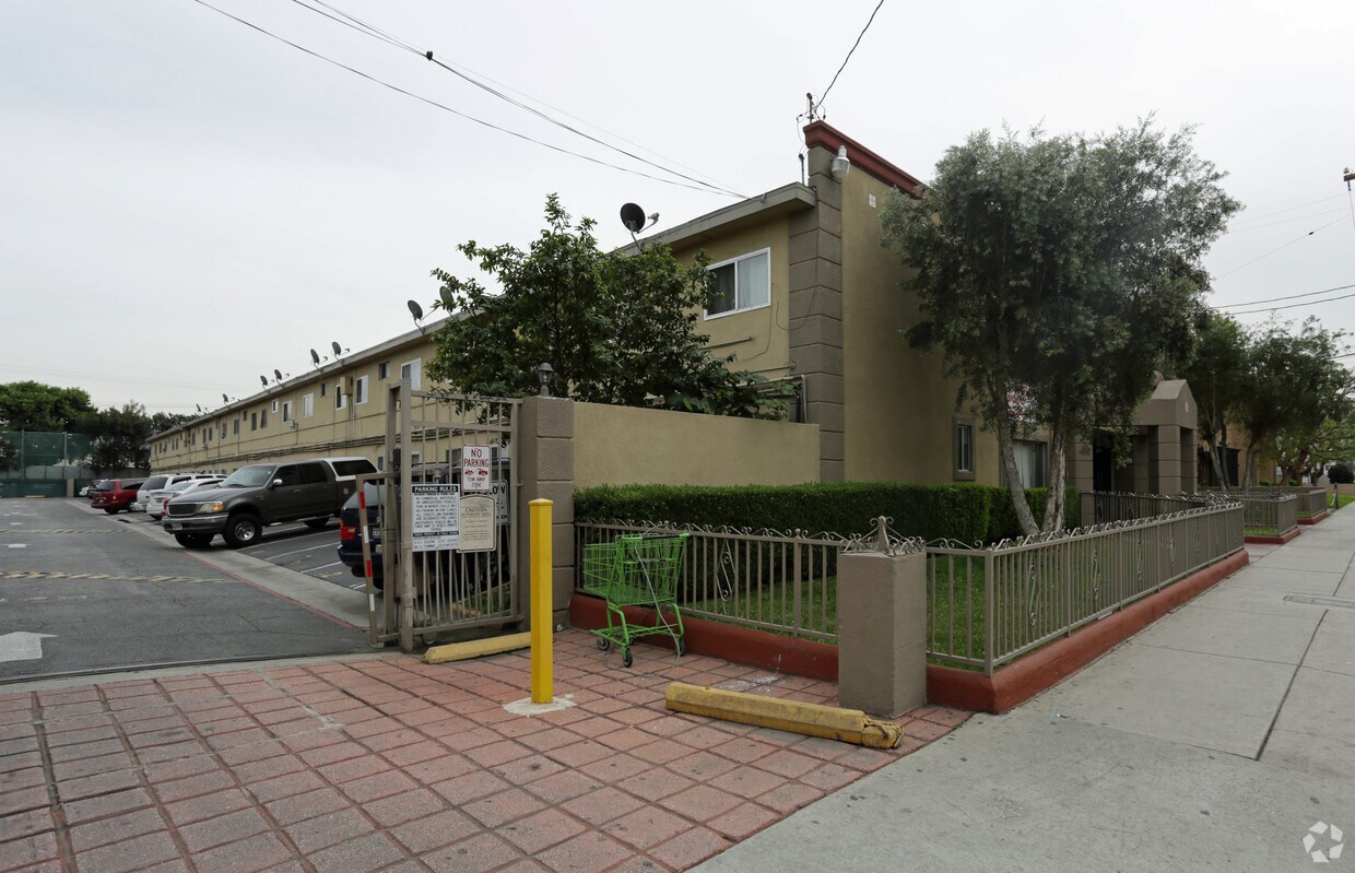 Foto del edificio - 15704 - 15724 Orange Avenue