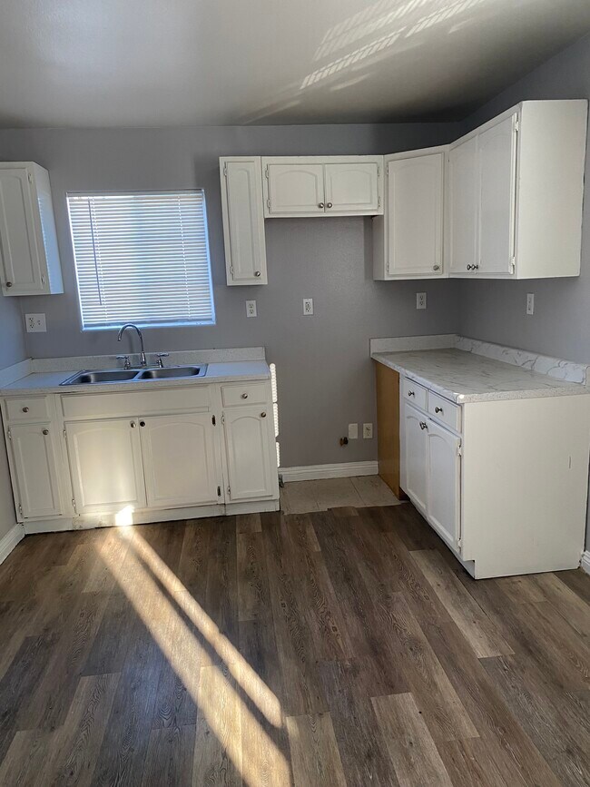 Building Photo - 1841 E 112th St