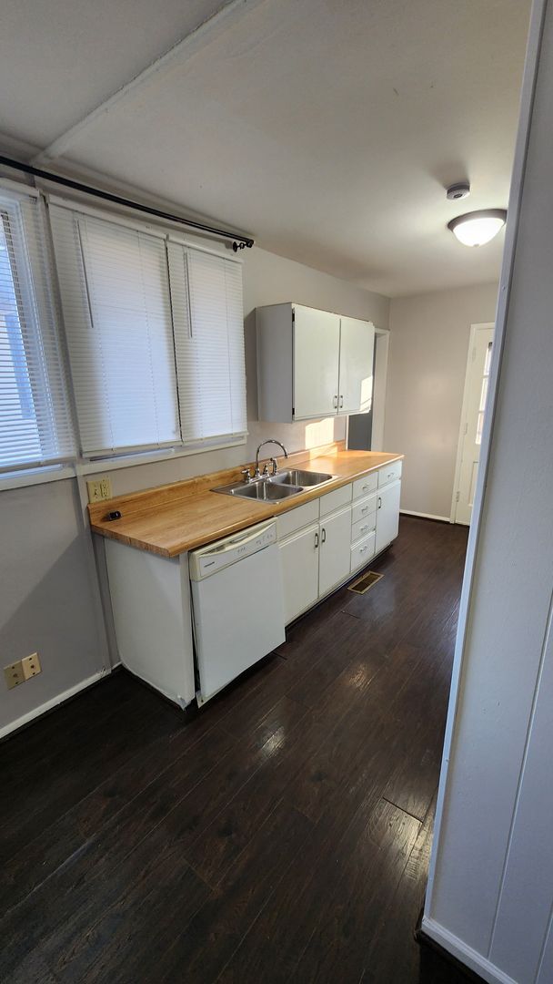 Building Photo - Big 3BR, 1BTH home with garage with much updated! Very nice!