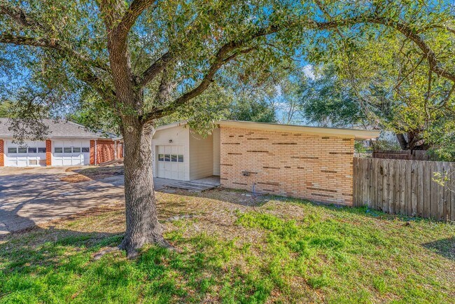 Building Photo - Fall 2025 Move In! Newly Remodeled 3 Bed H...