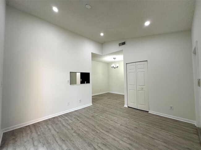 Foto del edificio - 641 Cypress Lake Blvd
